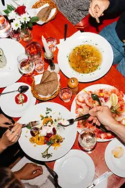 Several people are eating at the restaurant Zum Roten Bären