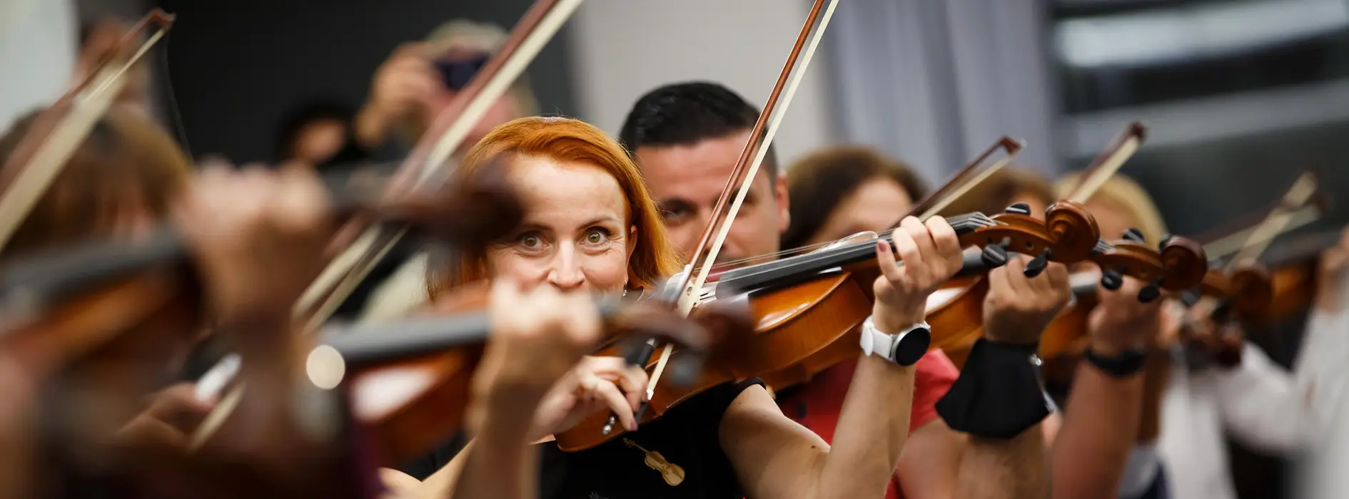 Personen spielen Streichinstrumente