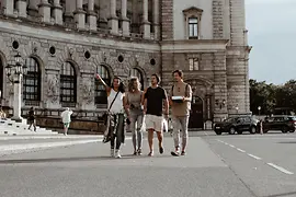 Gruppe beim Spaziergang durch Wien