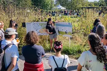 Gruppe bei einem Erntefest