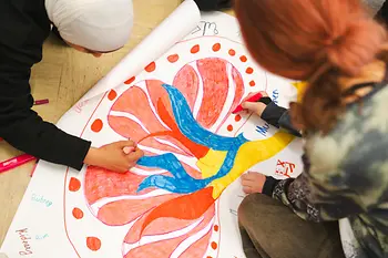 Kinder, die eine Niere zeichnen