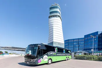 CAT by Bus vor dem Tower des Flughafen Wien