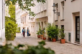 Eine Frau und ein Mann beim Einkaufen in Spittelberg