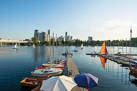 Sommertag an der Alten Donau, Boote im Wasser