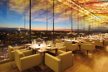 Das Loft, Restaurant mit Blick auf Wien bei Nacht