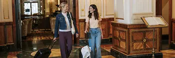 Zwei Frauen mit Gepäck in einem Wiener Hotel