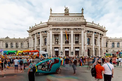Regenbogenparade auf dem Rathausplatz mit Blick auf das Burgtheater