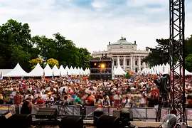 Regenbogenparade auf dem Rathausplatz mit Blick auf das Burgtheater