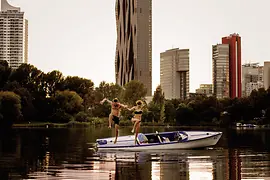 Ein Mann und eine Frau springen aus einem Boot ins Wasser