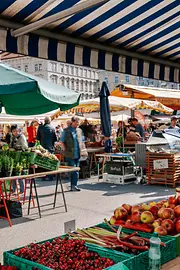 Lebensmittelstände am Karmelitermarkt in Wien