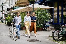 Menschen flanieren in der Servitengasse