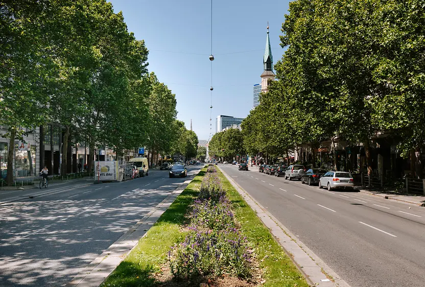 Autos vor der Rossauer Kaserne