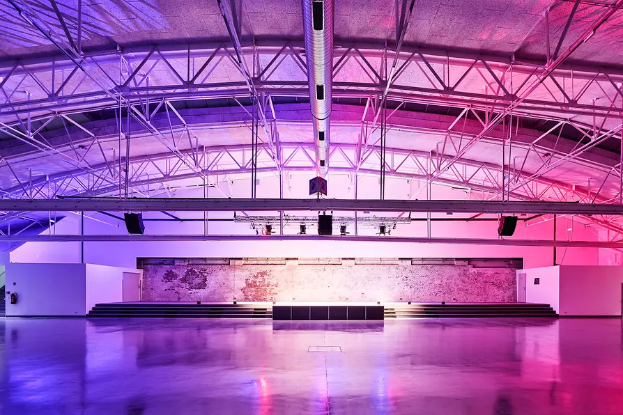 Expedithalle Halle mit Ambientebeleuchtung (Frontalsicht)