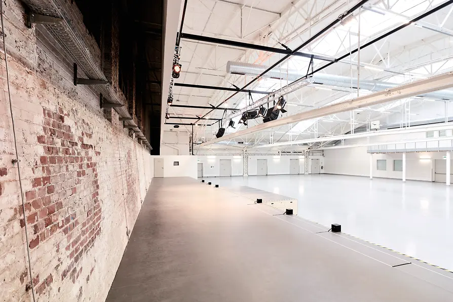 Expedithalle Bühne mit Rückwand 