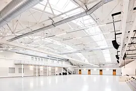 Expedithalle Hall with balcony and ceiling