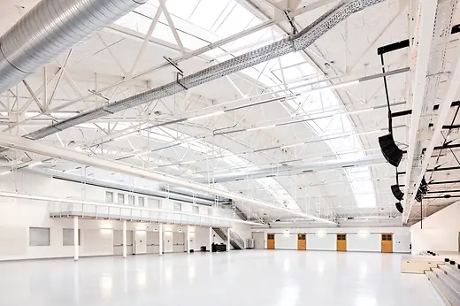 Expedithalle Halle mit Balkon und Decke