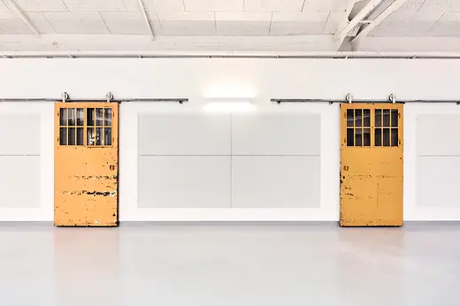 Expedithalle Halle mit gelben Türen