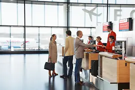 Menschen beim Check-In am Flughafen Wien