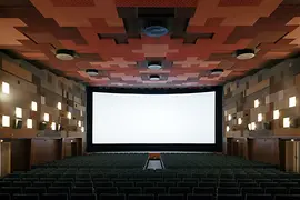 Kinosaal mit offenem Vorhang, Breitleinwand sichtbar