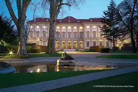 GARTENPALAIS Liechtenstein Ansicht Nordfassade beleuchtet