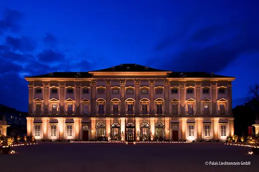 GARTENPALAIS Liechtenstein Abendansicht mit Eventbeleuchtung 
