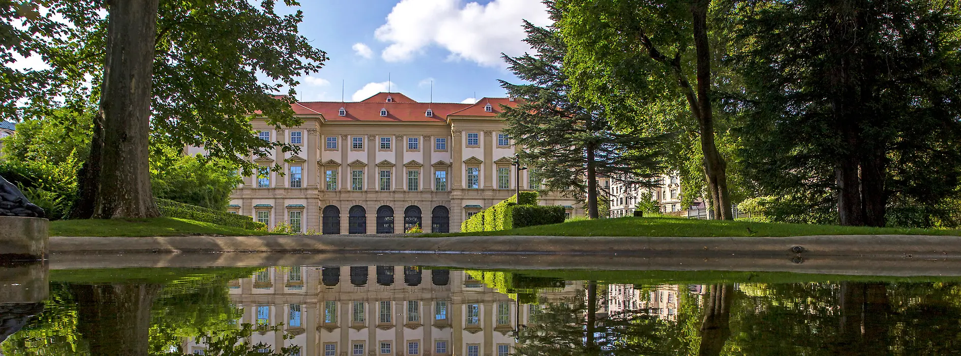 GARTENPALAIS Liechtenstein Ansicht Nordfassade mit Teich