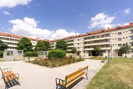 Karl Marx Hof, exterior view, park