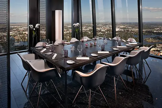 57 Restaurant, gedeckter Tisch mit Aussicht über Wien 