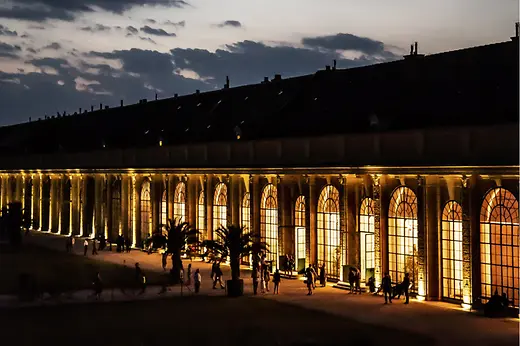 Orangiere bei Nacht