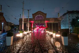 Beleuchteter Eingang in der Nacht