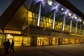 Wiener Stadthalle, abends mit Lichtern in gelb