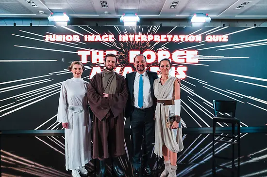 Vier Personen mit Star Wars Hintergrund