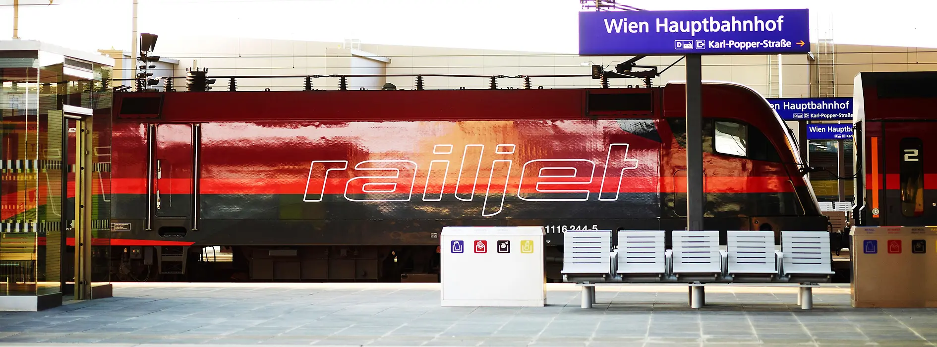 ÖBB Railjet-Zug am Bahnsteig Wien Hauptbahnhof