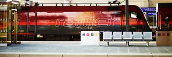 ÖBB Railjet-Zug am Bahnsteig Wien Hauptbahnhof
