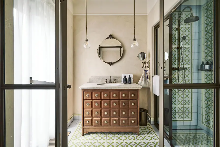 Hotel Motto Chic Bathroom