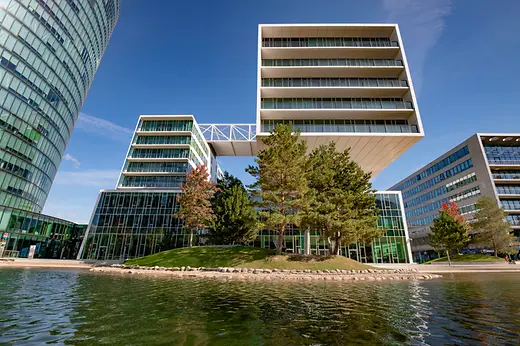 Bürogebäude im 2. Bezirk an künstlichem See, Aussenansicht