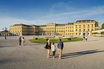 People in front of Schönbrunn Palace