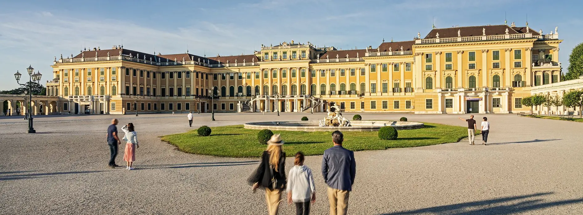 Personen vor dem Schloß Schönbrunn