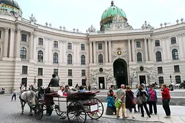 Gruppe versammelt vor der Hofburg