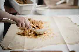 Apfelstrudel backen