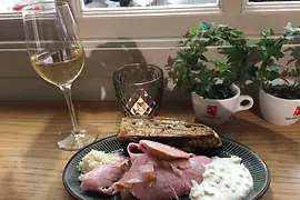 Teller mit Essen und Weinbegleitung