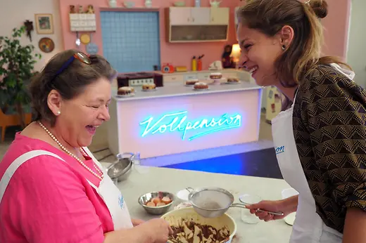 Zwei Personen backen einen Kuchen