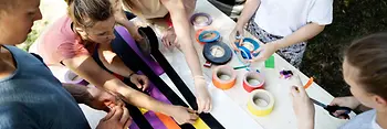 Eine Gruppe macht ein Bild aus Tape