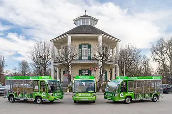 Drei Busse vor Wiener Lusthaus