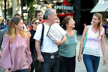 Eine Gruppe bei einem Spaziergang in der Stadt