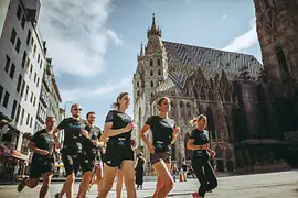 Eine Gruppe beim Joggen am Stephansplatz