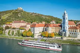 Schiff auf der Donau vor Stadtkulisse