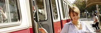 Frau steigt bei Straßenbahn aus