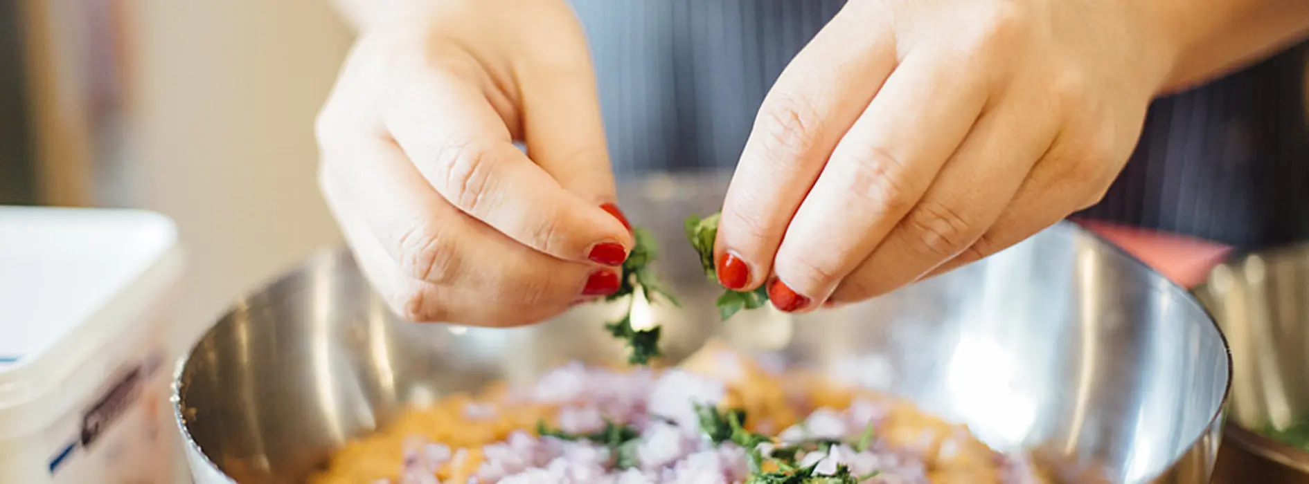 Nahaufnahme von Händen beim Kochen