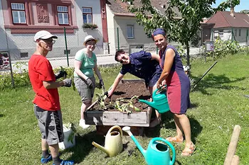 Eine Gruppe beim Gärtnern